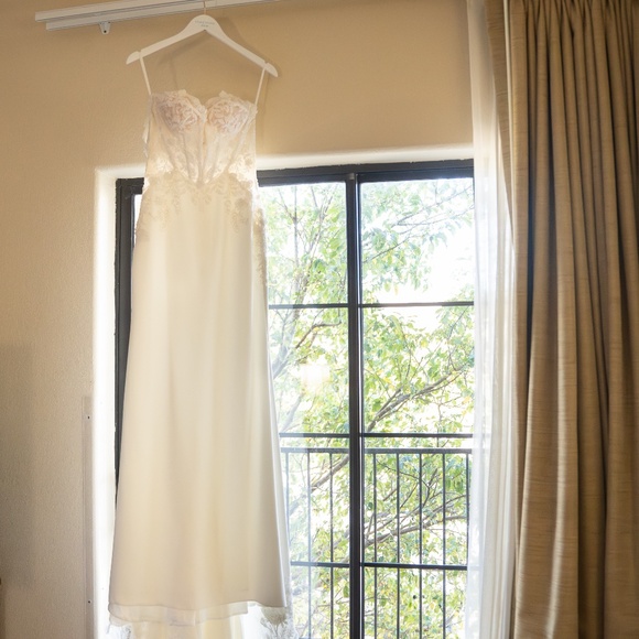 Wedding gown - Picture 1 of 6